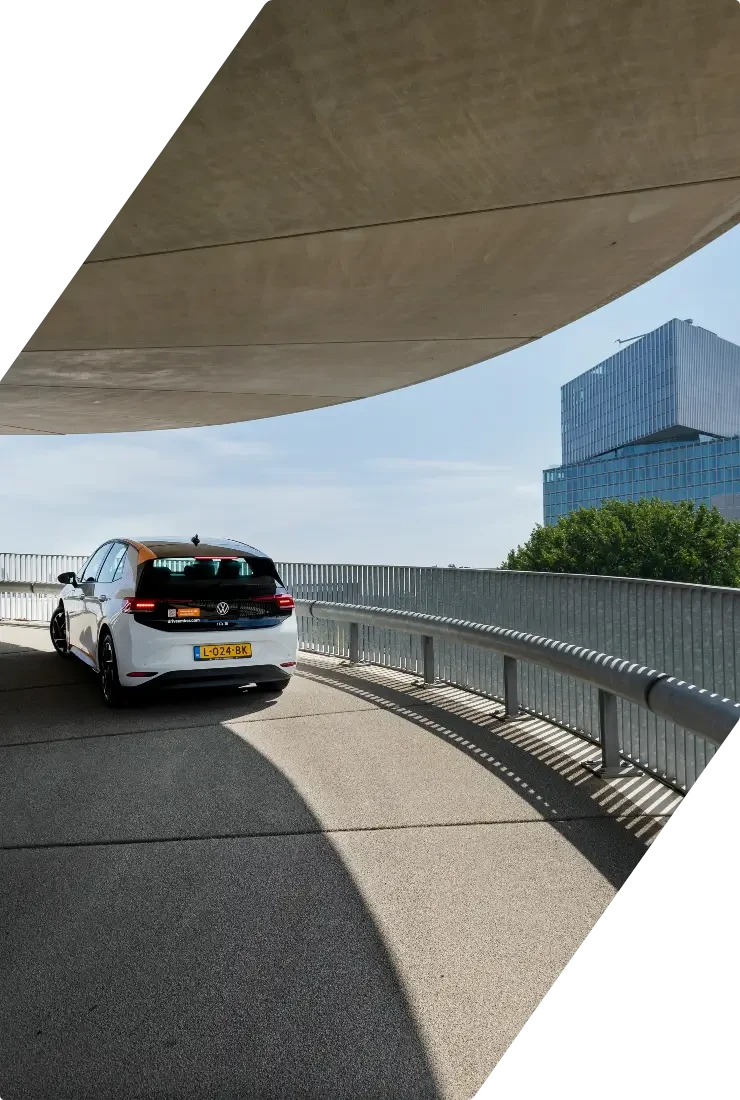 Auto auf einer modernen Brücke in einem urbanen Gebiet