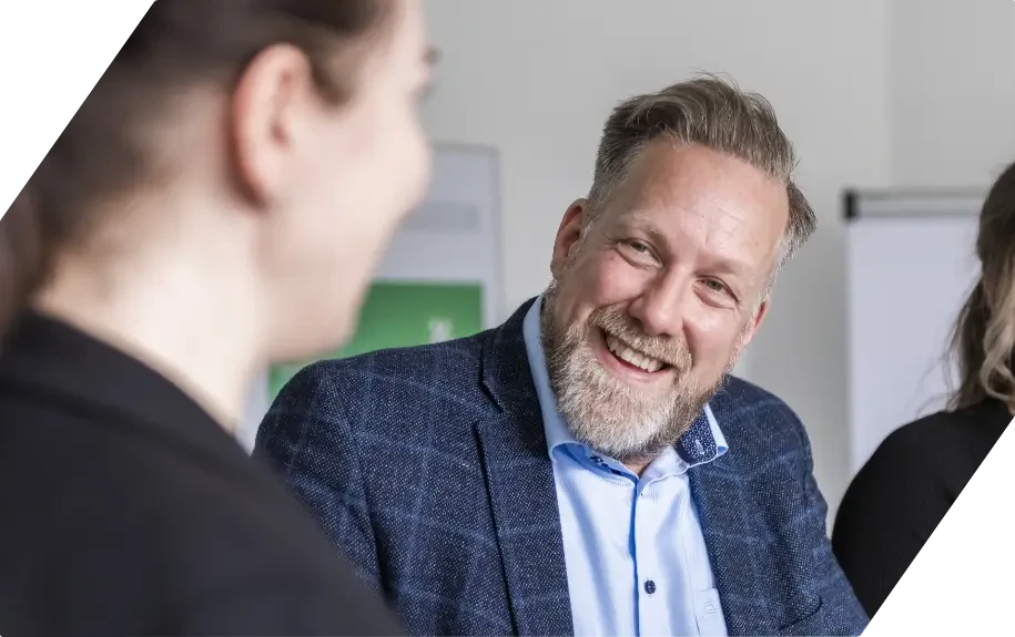 Lächelnder Mann im Gespräch, Management, Ingomahl