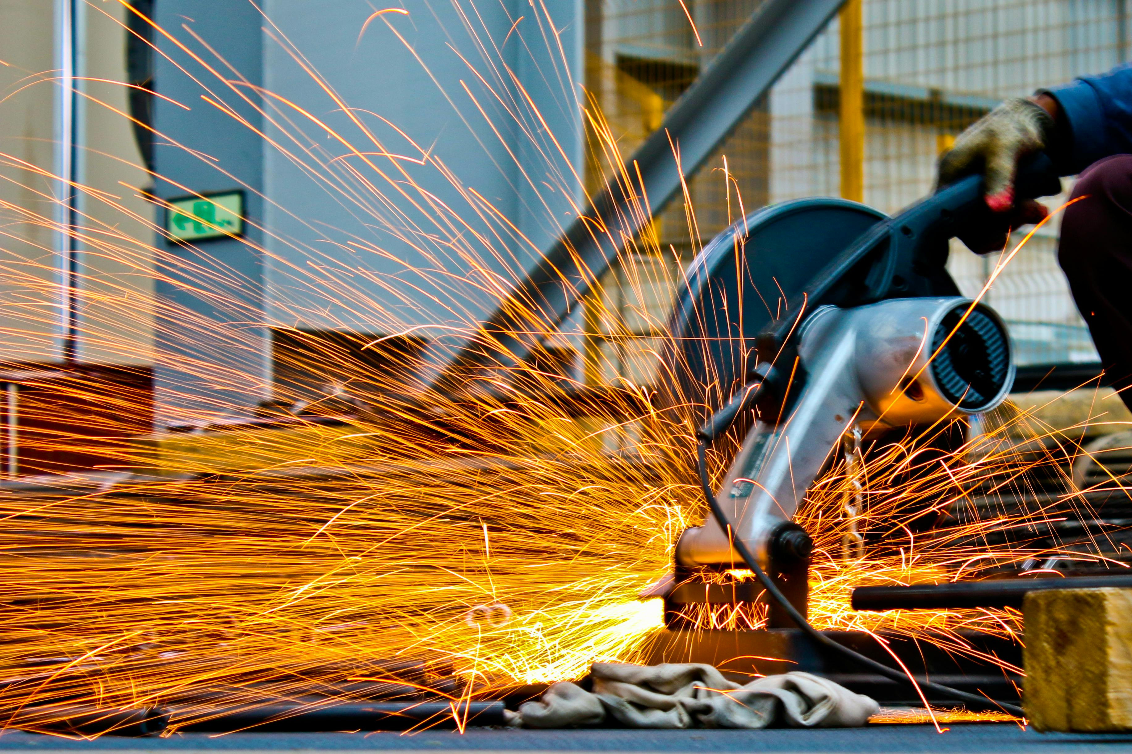 Funkenflug bei der Metallbearbeitung in der Industrie