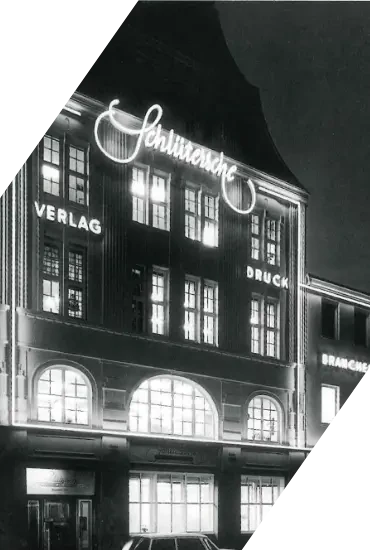 Historisches Gebäude der Schlünz'schen Verlag und Druckerei bei Nacht