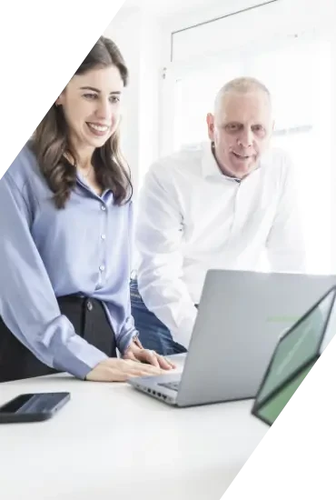 Zwei Personen besprechen Einstiegsmoeglichkeiten am Laptop