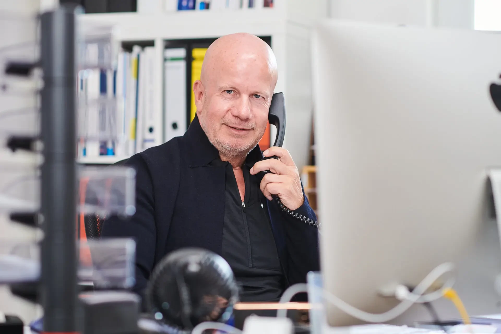 Person telefoniert im Büro