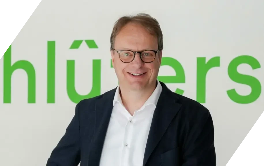 Porträt eines Managers vor einem grünen Schriftzug Porträt eines Mannes im Management vor einem grünen Schriftzug