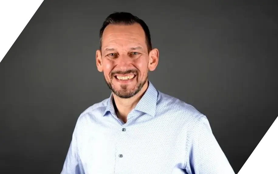 Porträt eines lächelnden Mannes im Management