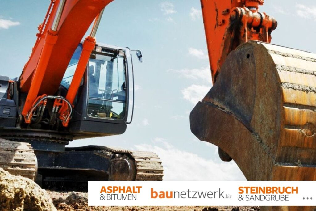 Bagger auf Baustelle mit Baunetzwerk-Logo