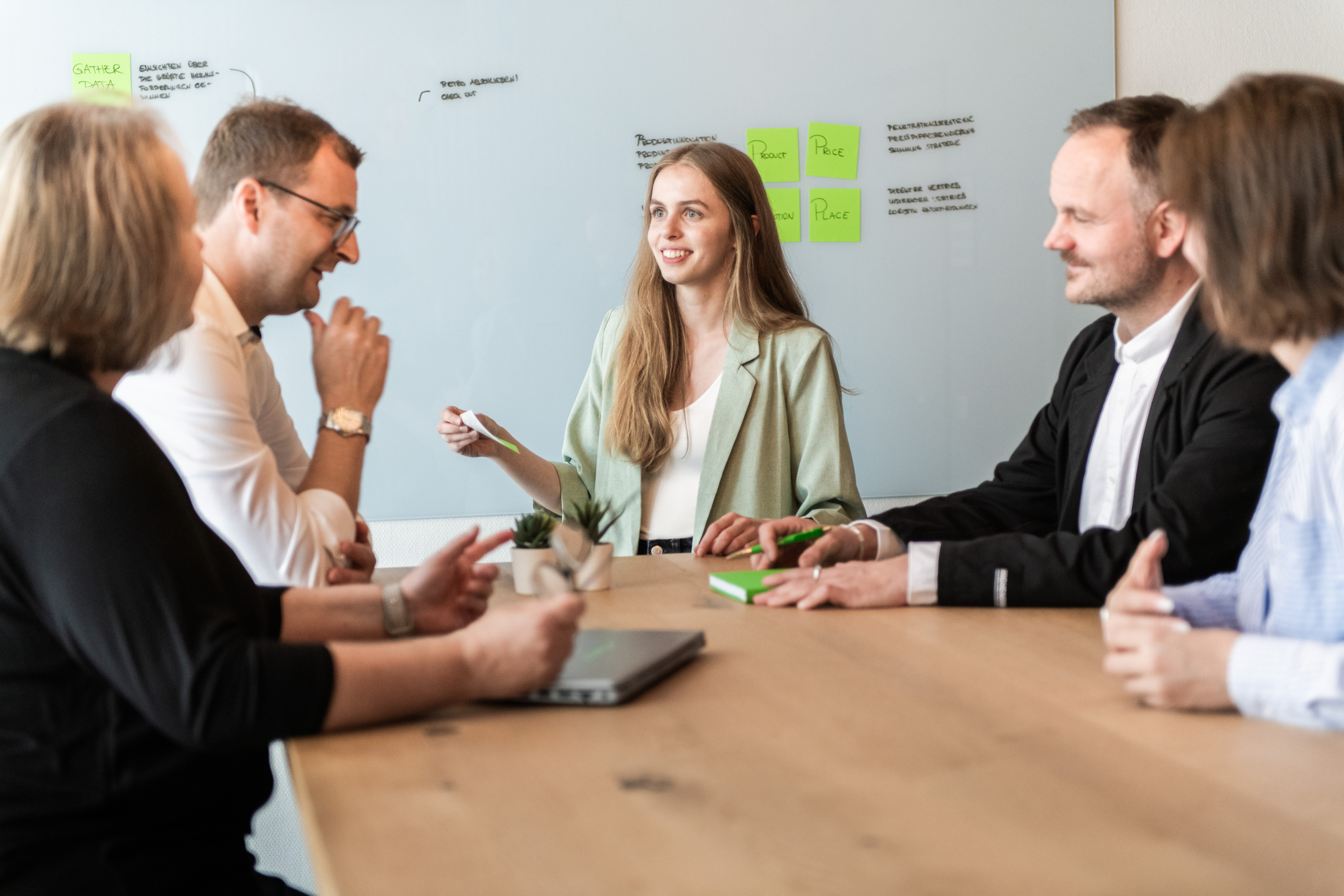 Team bei einer Brainstorming-Sitzung im Büro