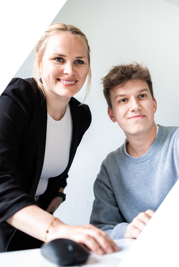 Zwei junge Menschen diskutieren Einstiegsmöglichkeiten für ein Pflichtpraktikum.