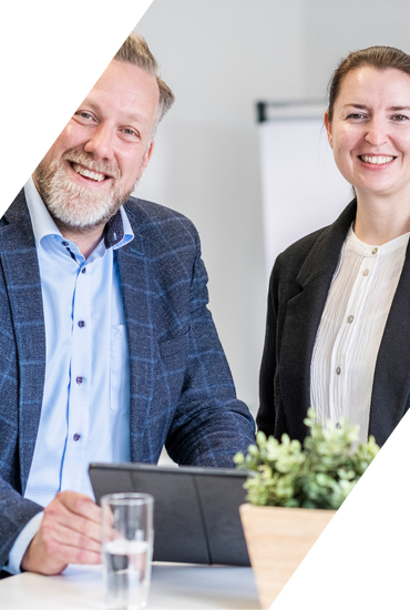 Lächelnde Geschäftsleute bei einem Meeting