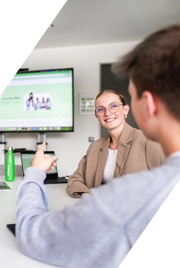 Geschäftstreffen mit zwei Personen in einem modernen Büro