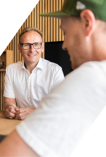 Management-Gespräch zwischen zwei Personen in einem modernen Büro