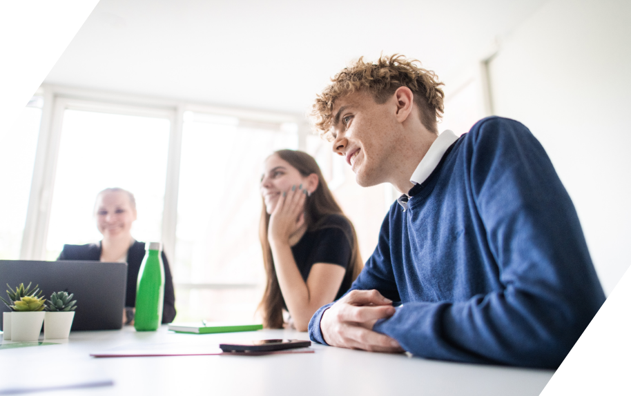 Werkstudierende in einem Meeting am Tisch