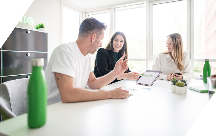 Teammeeting einer Mediengruppe in einem modernen Büro