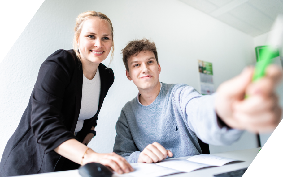 Zwei Personen bei einem Pflichtpraktikum im Büro