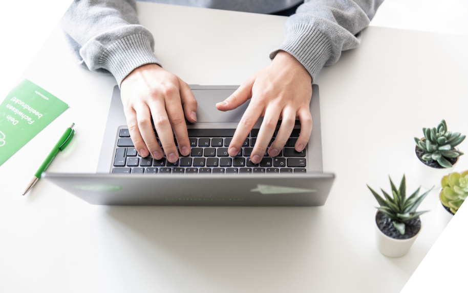 Person tippt auf einem Laptop für Recruiting-Zwecke