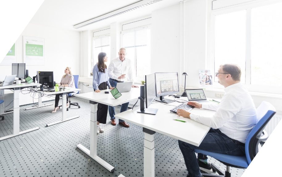 Mitarbeiter in einem modernen Büro bei der Teamarbeit