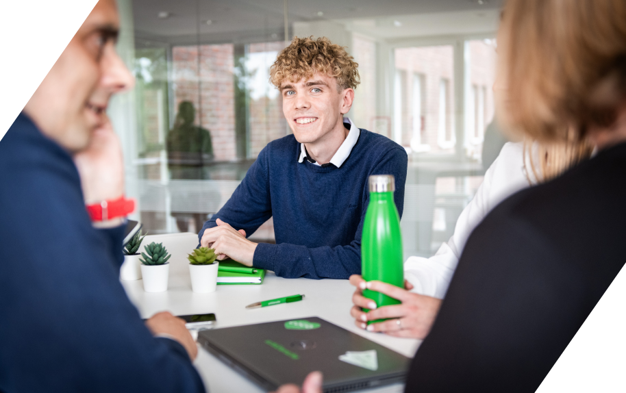 Junger Mann im Büro bei einem Meeting während eines Volontariats