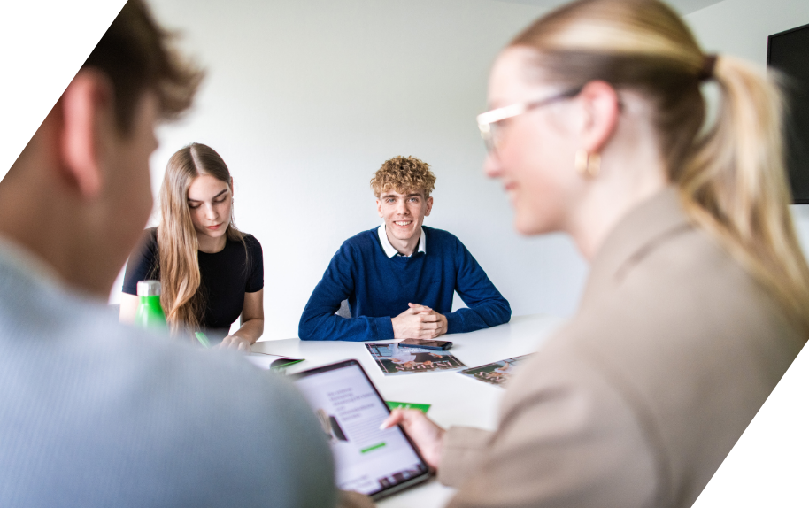 Werkstudierende in einem Besprechungsraum bei einer Gruppenarbeit