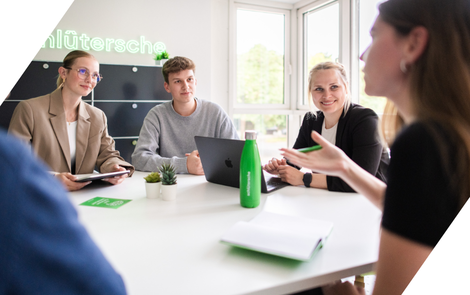 Junge Menschen in einer Ausbildungssitzung im Büro