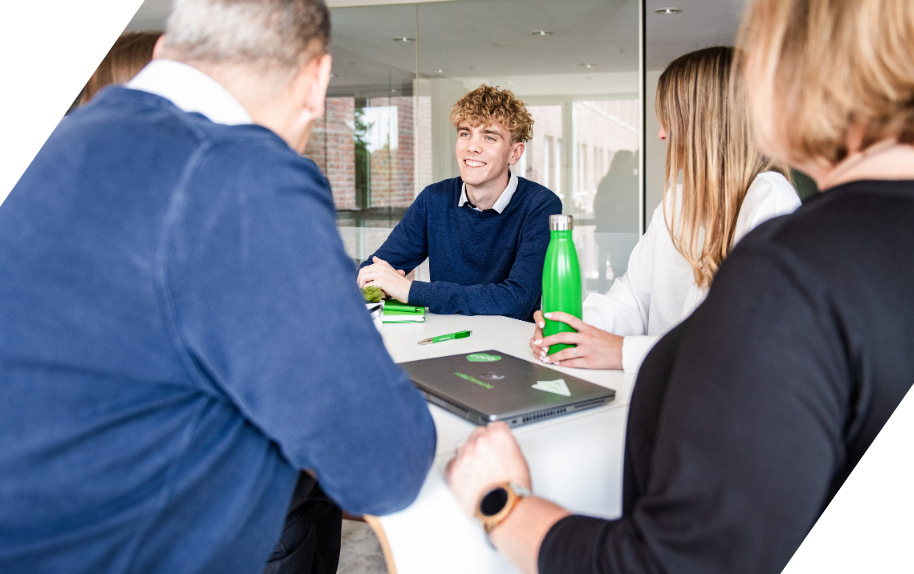 Teammeeting zur Besprechung von Vorteilen und Zusammenarbeit