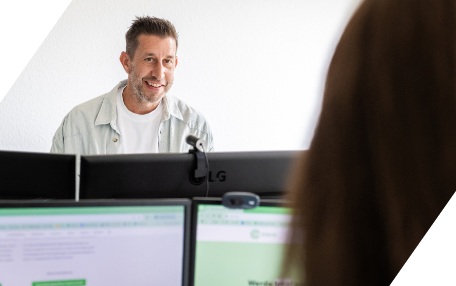 Mitarbeiter im Büro am Computer