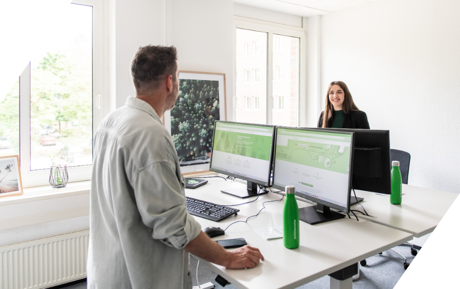 Zwei Personen im Büro bei der Arbeit am Computer