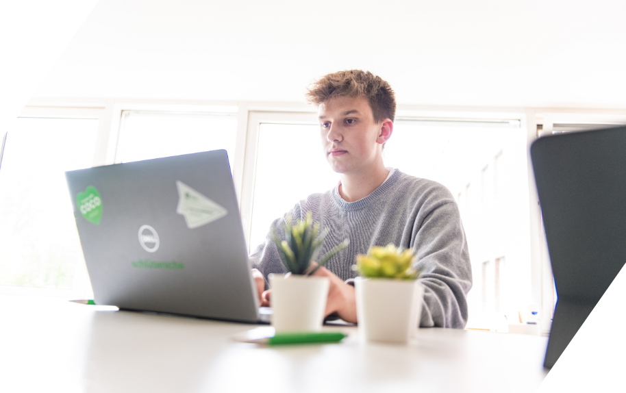 Student im dualen Studium arbeitet am Laptop