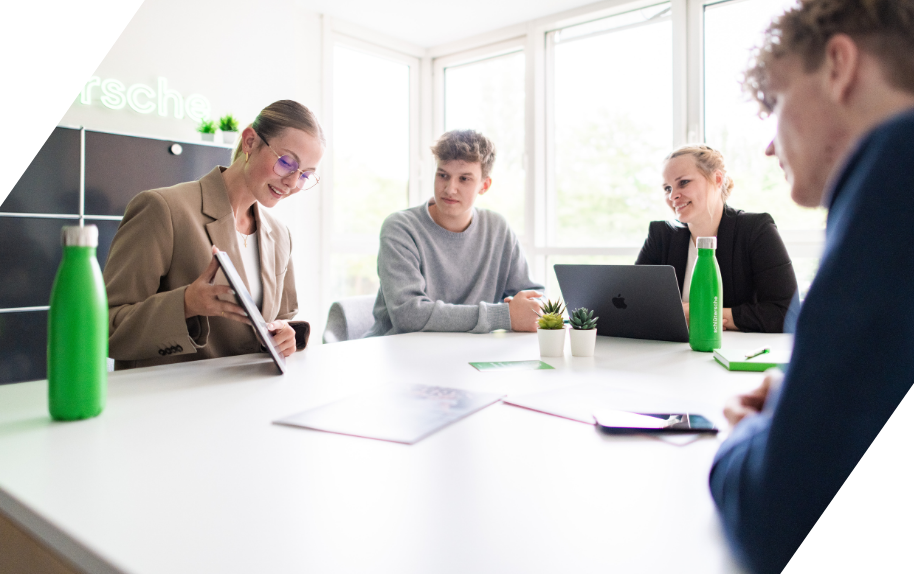 Studierende im Meeting während eines dualen Studiums