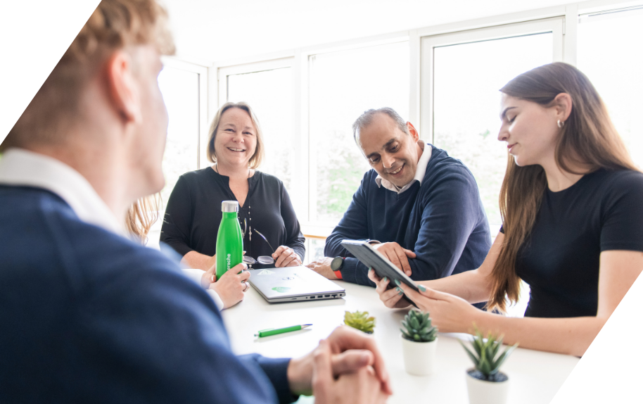 Teammeeting zur Karriereentwicklung in einem modernen Büro
