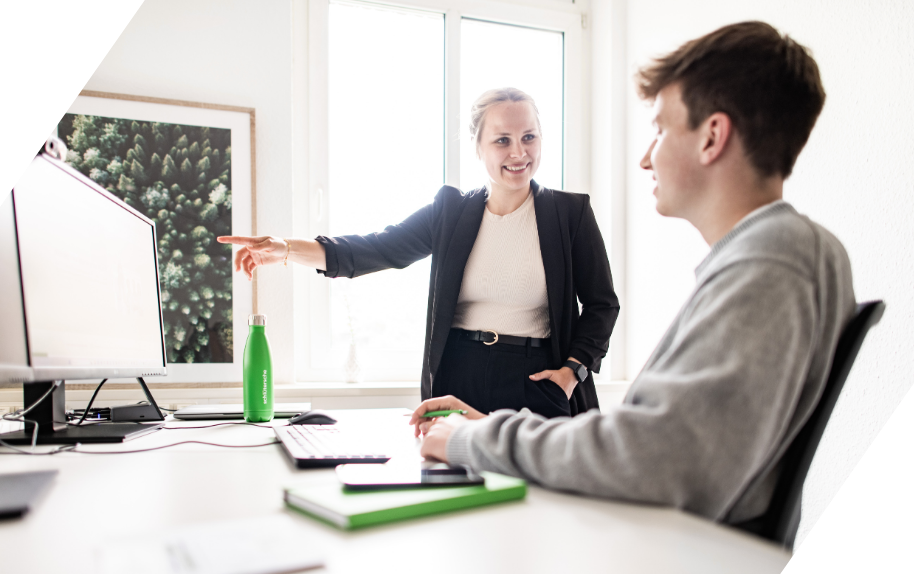 Personen im Büro während eines Pflichtpraktikums
