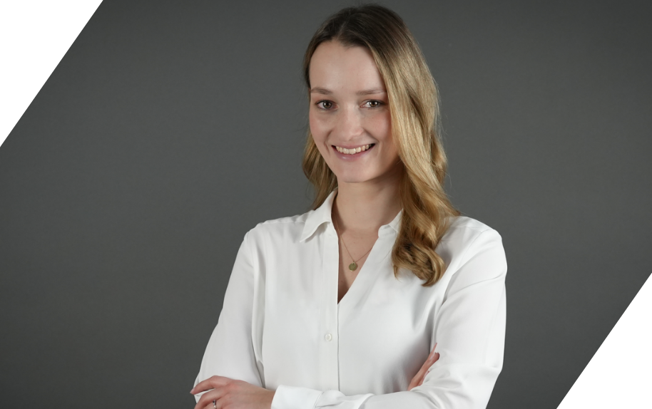 Alicia Heise im weißen Hemd vor grauem Hintergrund