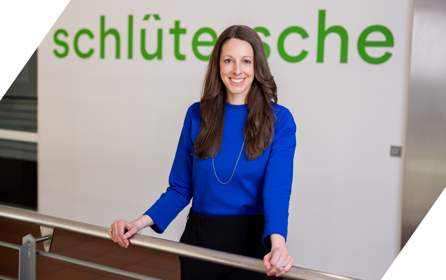 Frauke Woelbert im modernen Layout vor grünem Schriftzug