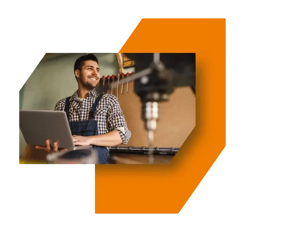 coco Handwerk: Handwerker arbeitet mit Laptop und moderner Maschine in Werkstatt