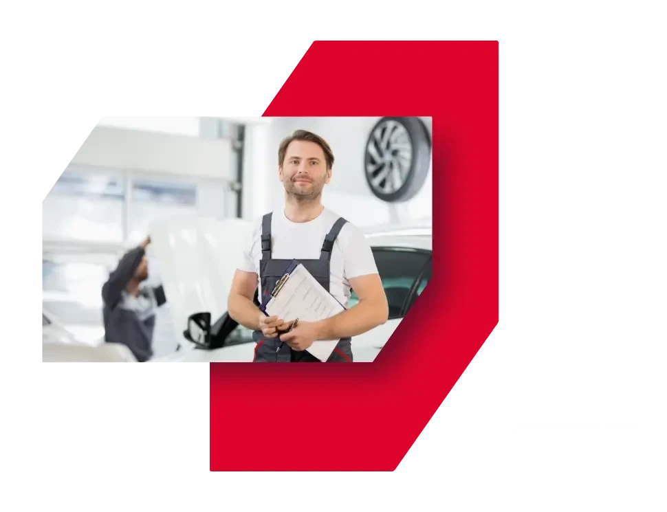 Kfz-Mechaniker mit Klemmbrett in einer Autowerkstatt – amz Aftermarket