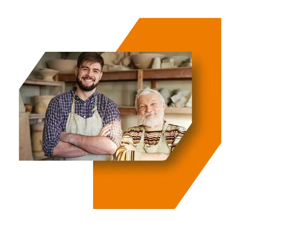 Zwei Handwerker in einer Werkstatt, Symbolbild für Handwerkcom