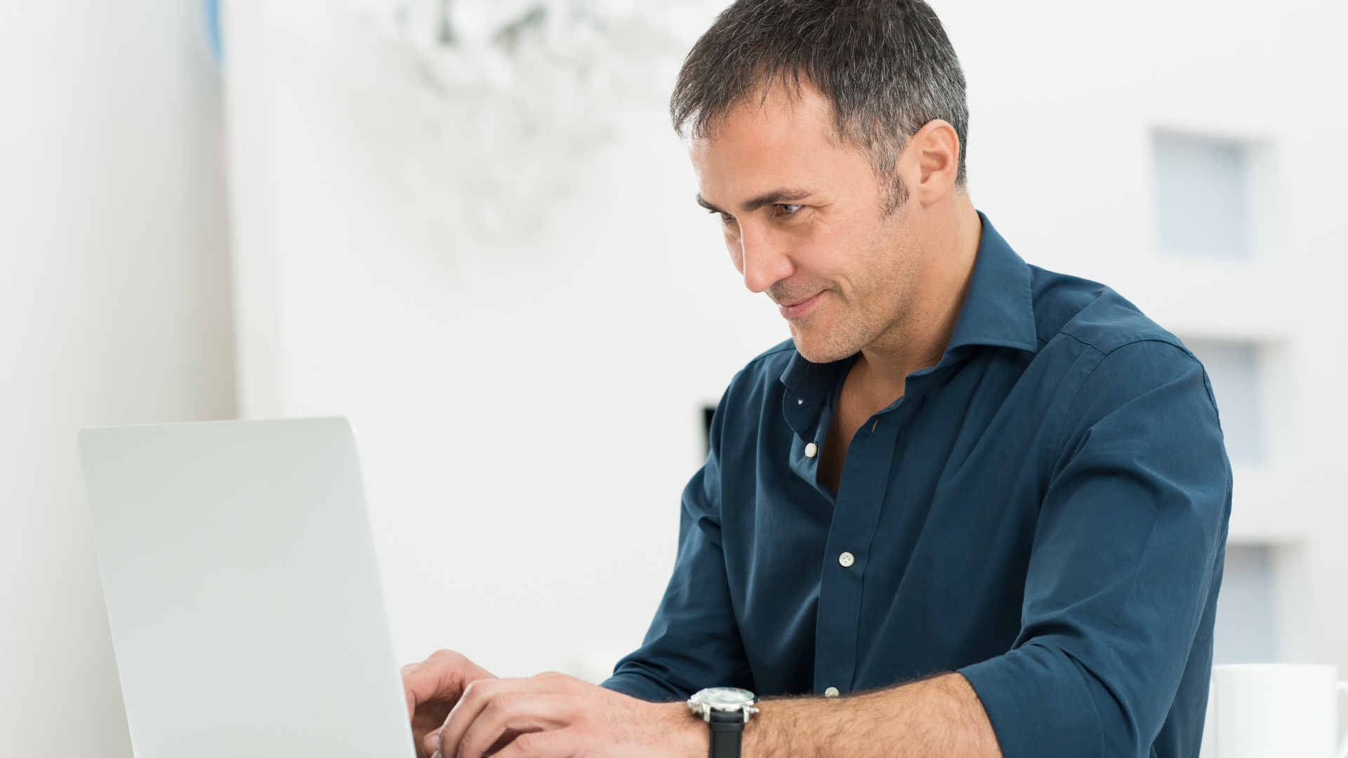 Mann führt Suchmaschinenmarketing am Laptop durch