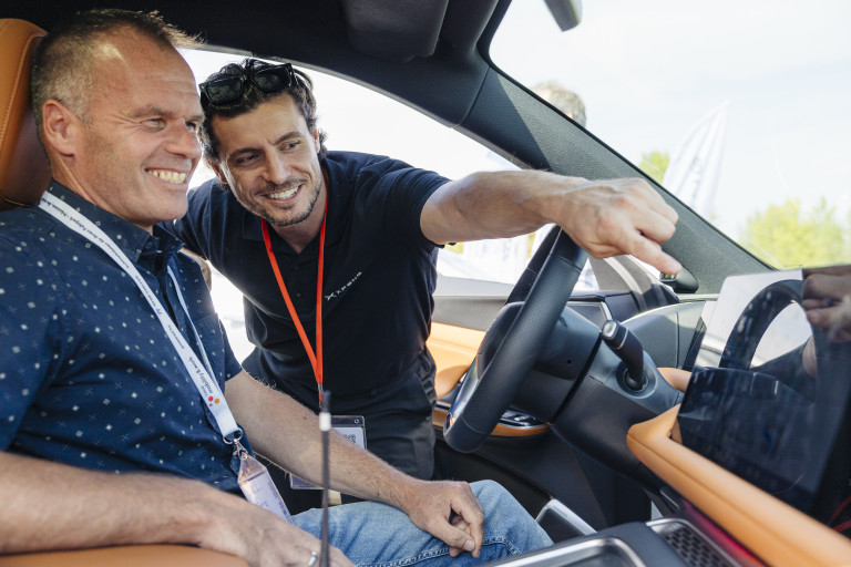 Felix Albertin bei einer bfp Fahrsicherheitsschulung im Auto