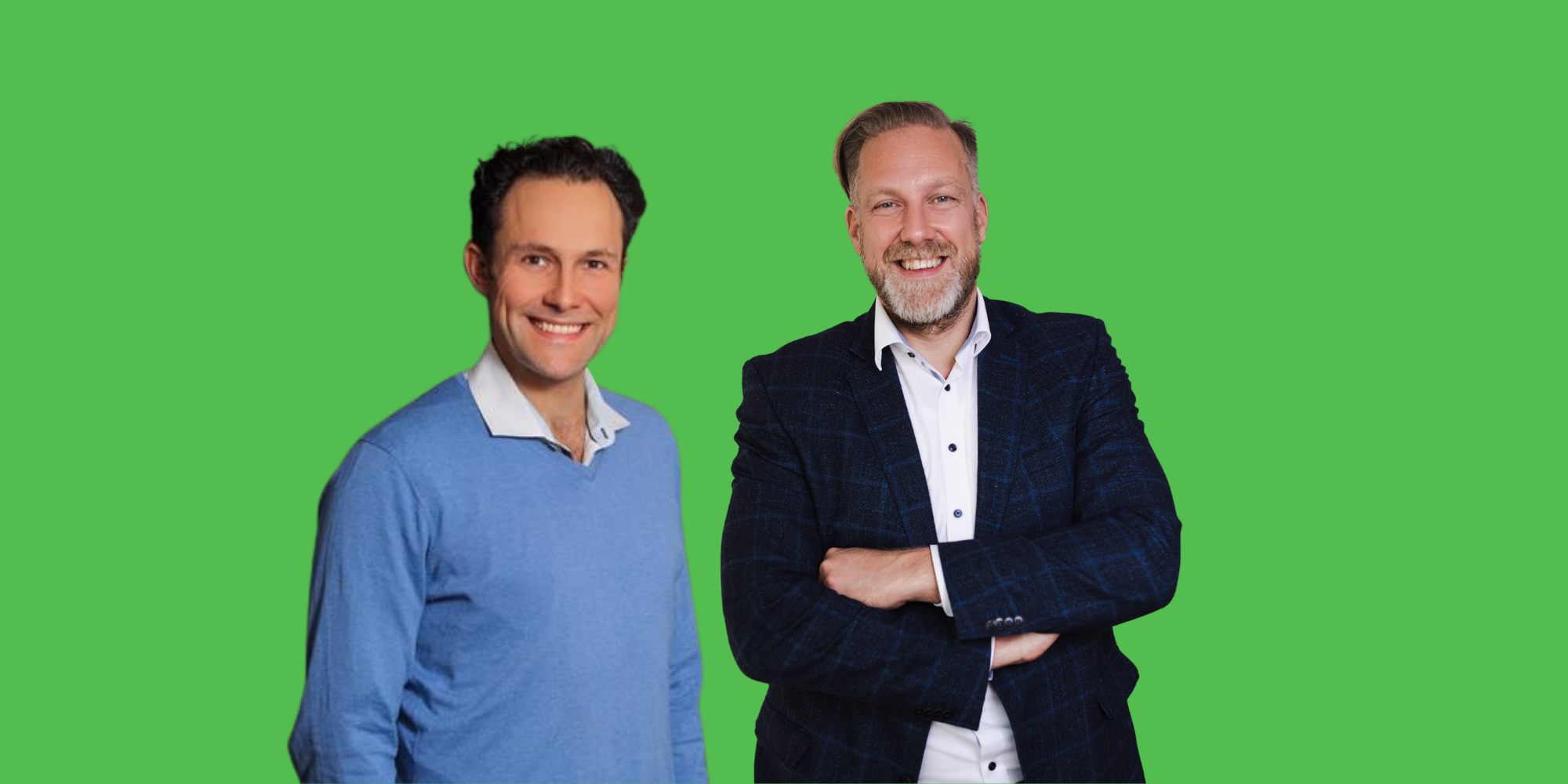 Ingo und Thomas stehen nebeneinander vor grünem Hintergrund