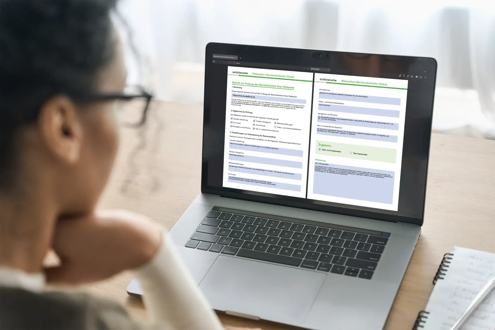Frau betrachtet Barrierefreiheits-Check Mock-up auf Laptop-Bildschirm