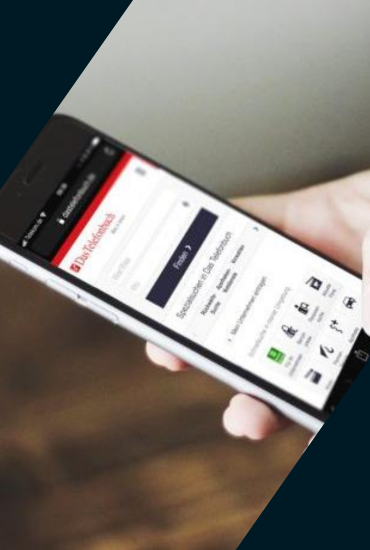 Das Telefonbuch als App – Produktbild auf Smartphone Produktbild von Das Telefonbuch auf einem Smartphone-Display