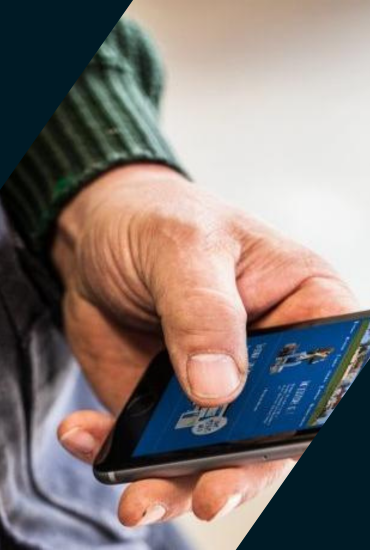 Produktbild: Das Örtliche App auf Smartphone in der Hand Hand hält Smartphone mit geöffneter Das Örtliche App – Produktbild