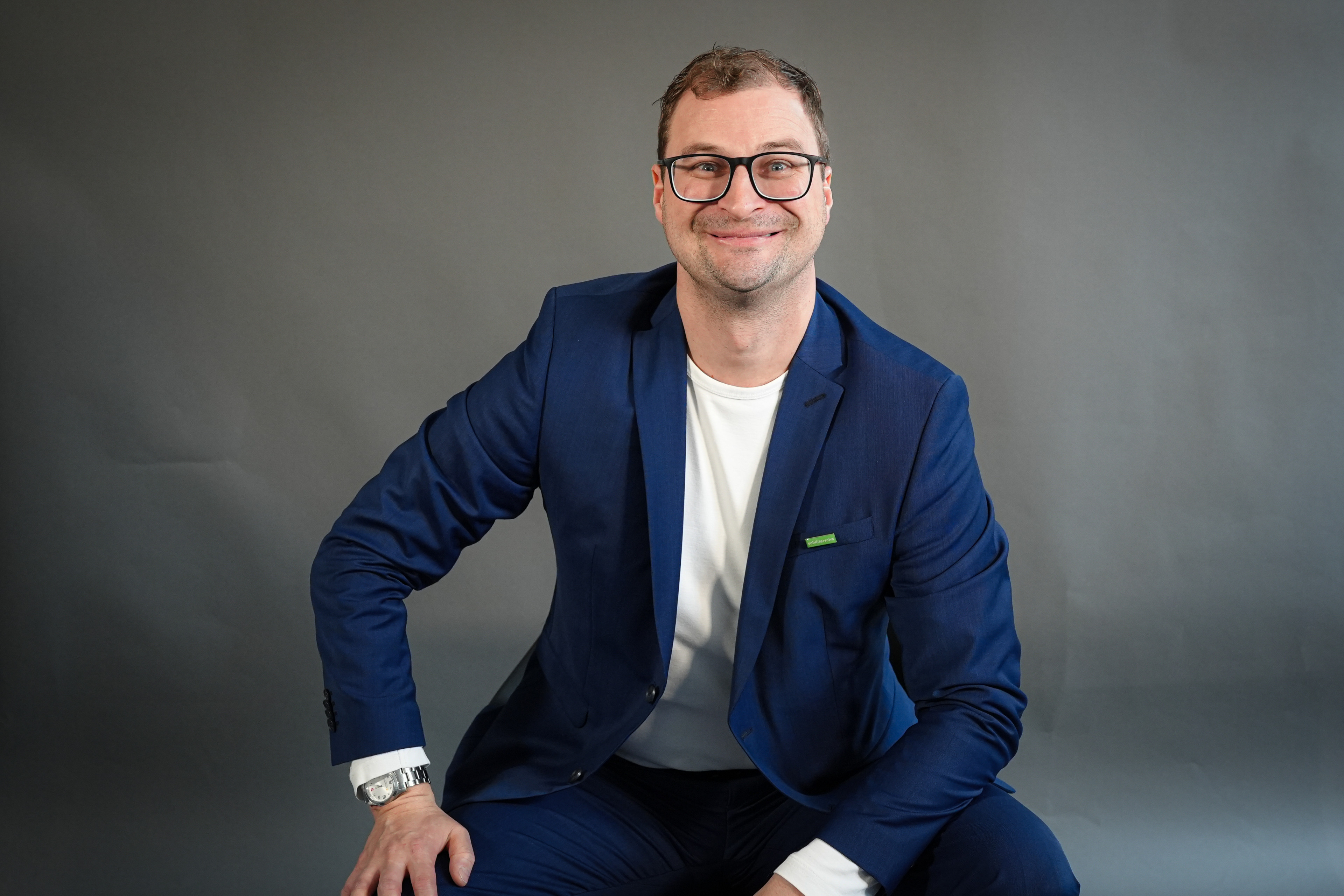 Jan Weging Portrait 2025 im blauen Anzug vor grauem Hintergrund
