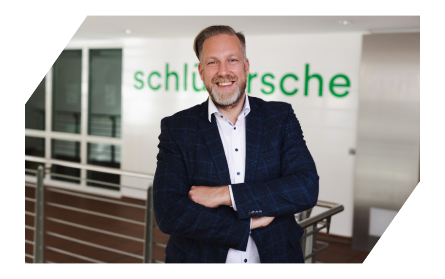 Mitarbeiter von Schlürsche im modernen Bürogebäude