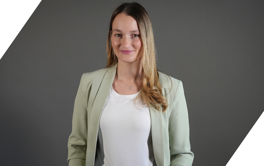 Alicia Quer im hellen Blazer vor grauem Hintergrund