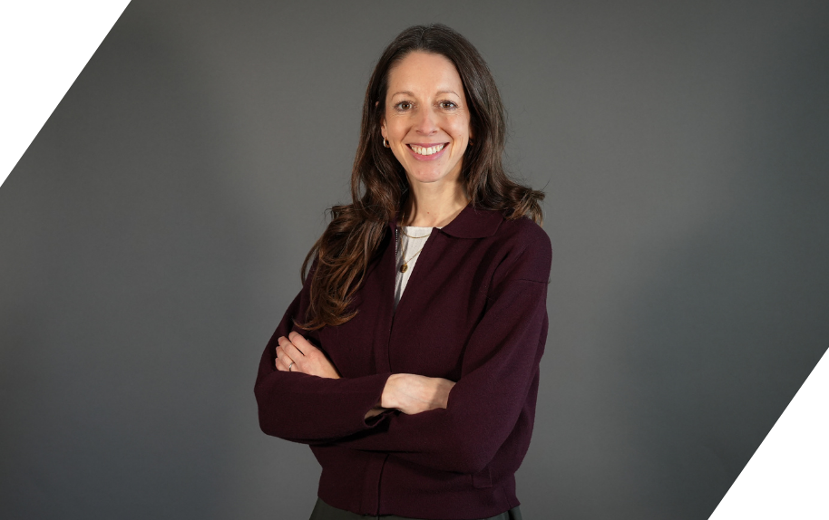 Frauke im Querformat mit verschränkten Armen vor grauem Hintergrund