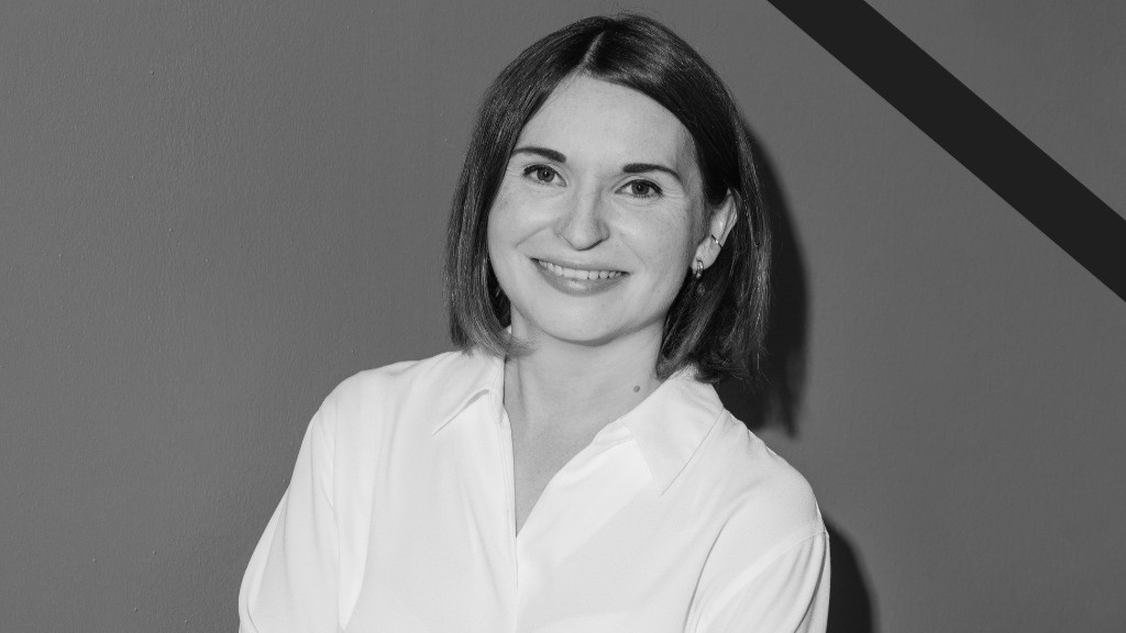 Sarah Schulz im Porträt mit weißer Bluse vor grauem Hintergrund