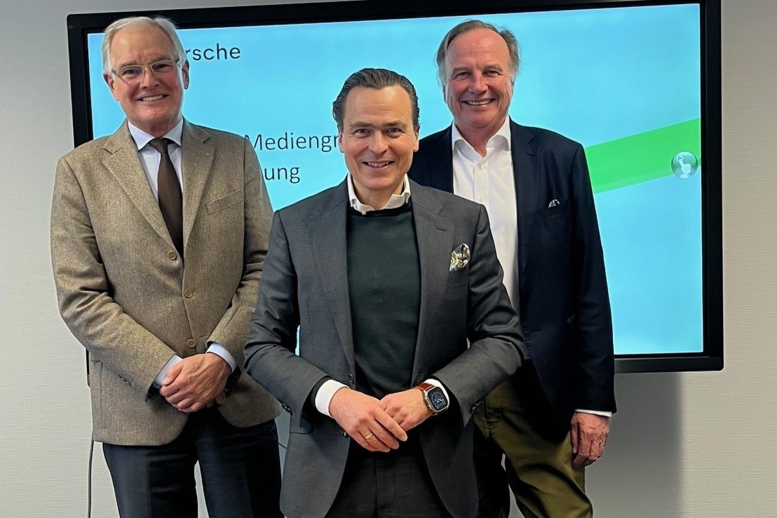 Mitglieder eines Beirats bei einem Treffen am 22.12.2026 vor einer Präsentationswand