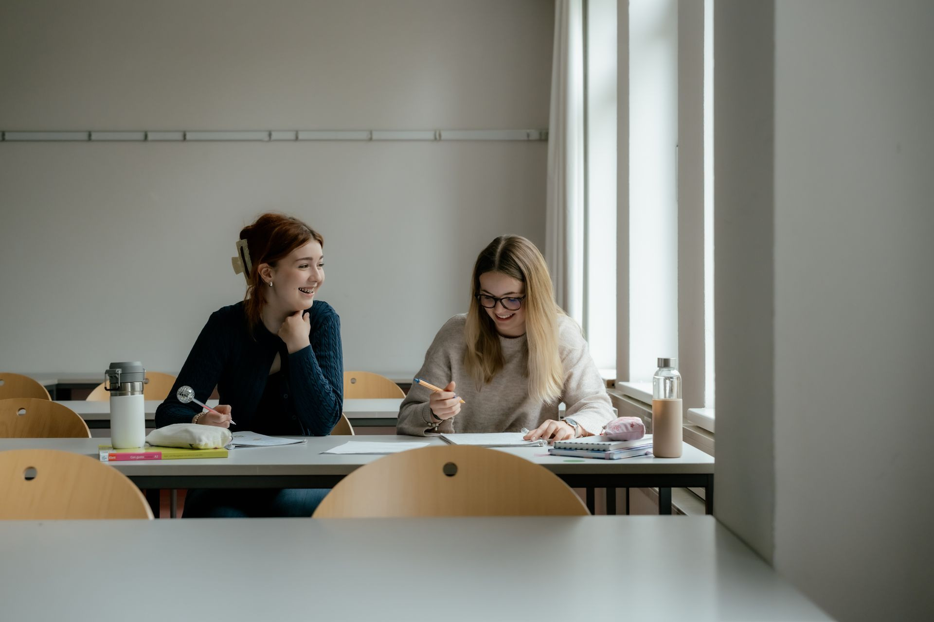 Schülerinnen beim Lernen im Klassenzimmer – 5-gymme-more 2025