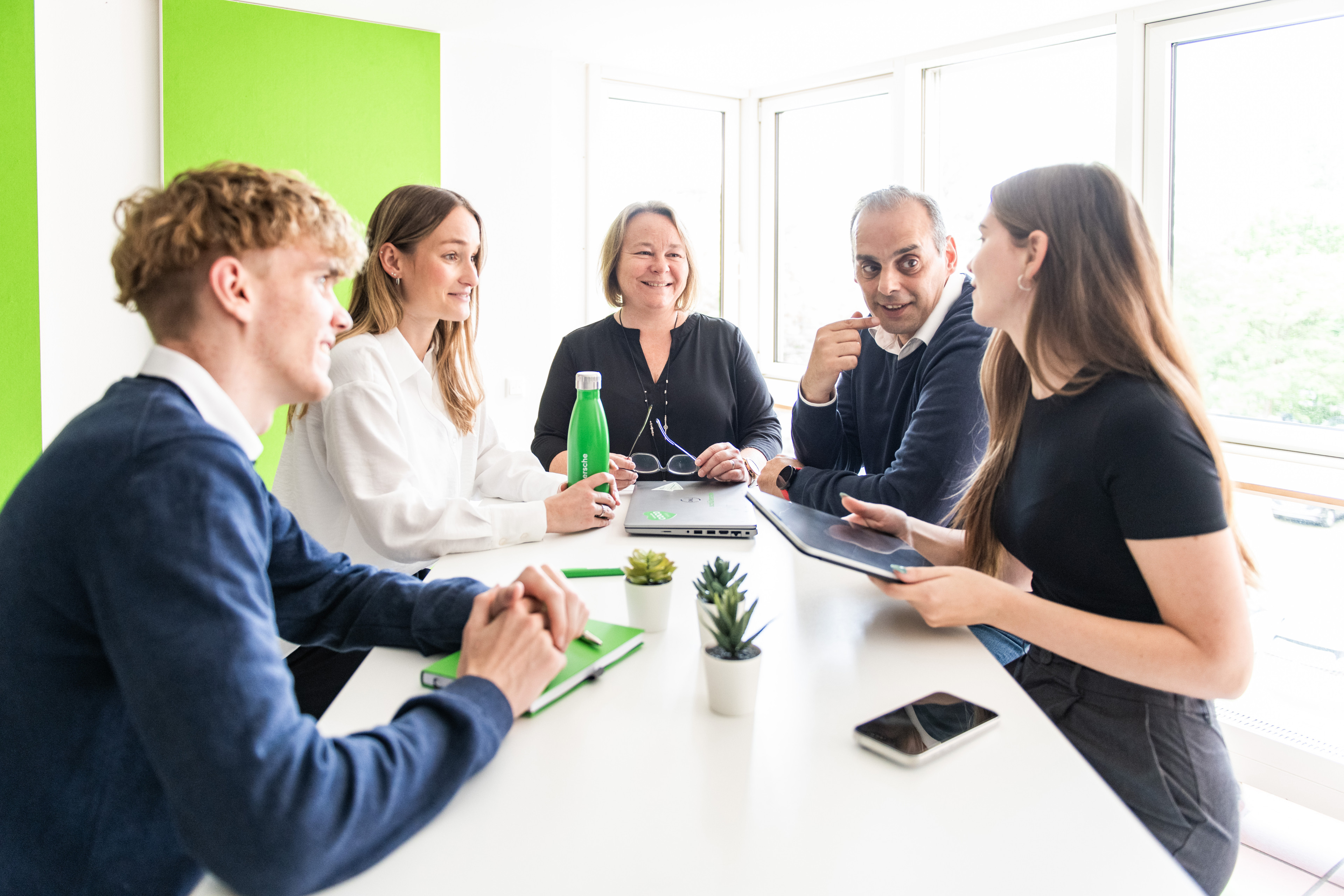 Geschäftsmeeting moderner Arbeitsplatz Teamarbeit 2025