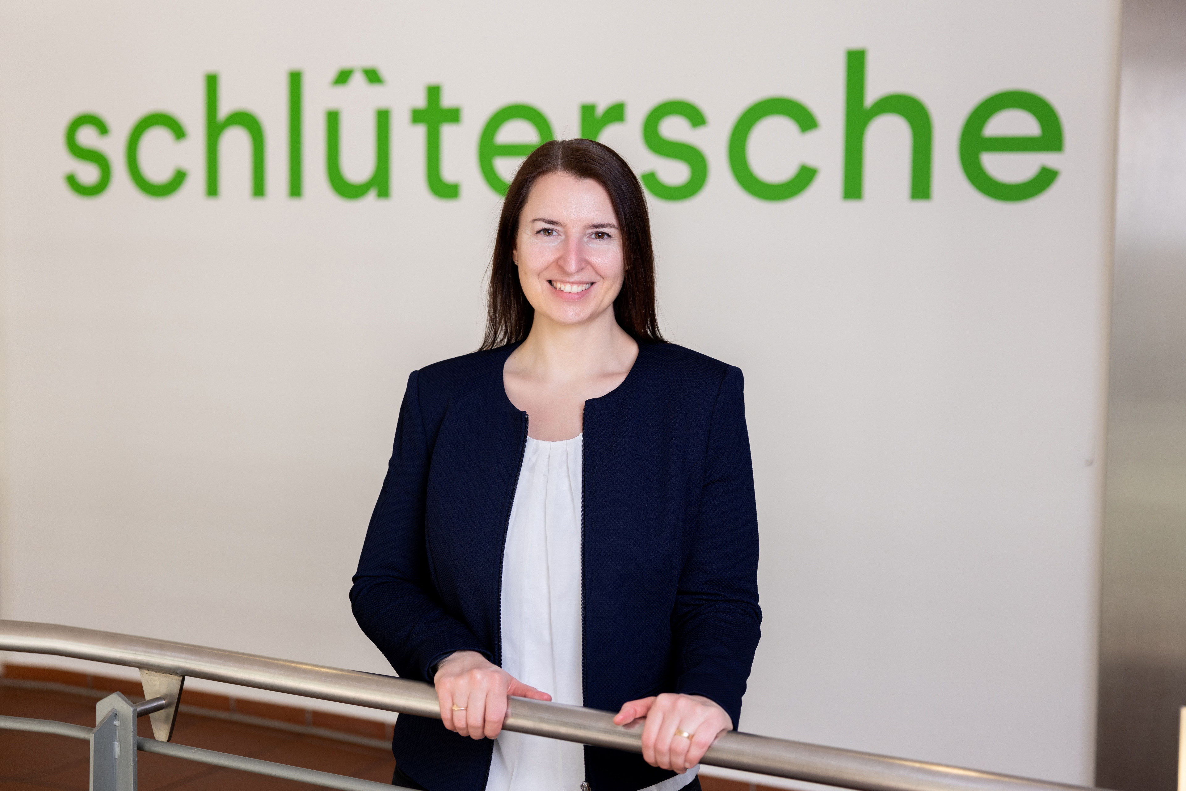 Roksana Leonetti im Business-Outfit vor dem Schriftzug Schlüttersche