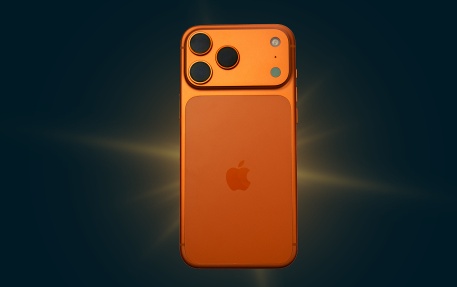 Jetzt kostenlos testen – Rückseite eines orangefarbenen iPhones vor dunklem Hintergrund